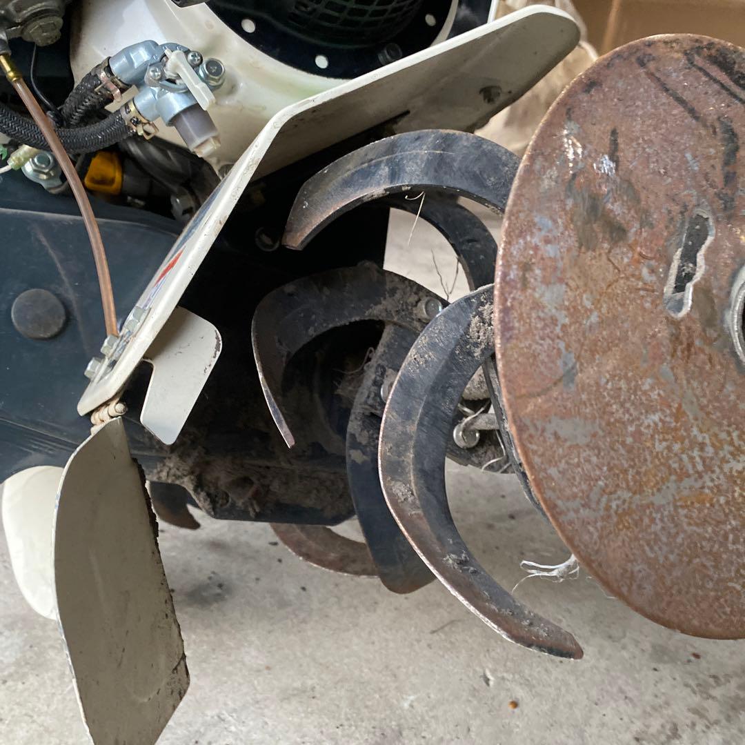 三菱 GB100P 耕運機 赤/白。機械は正常に作動している