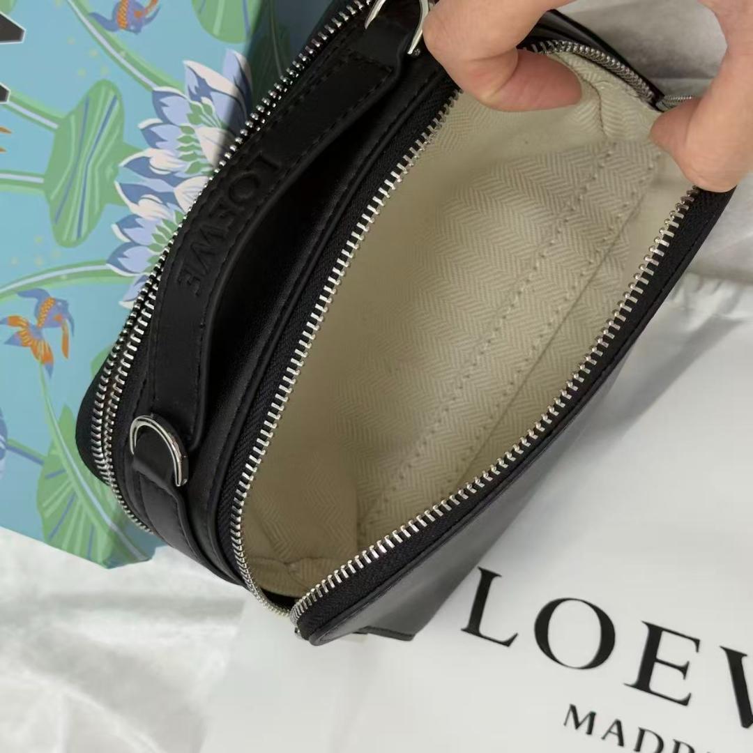 チョコ様 ブラックレザーのメッセンジャーバッグ