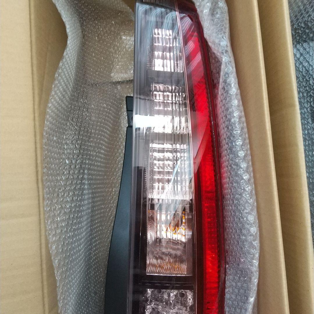 【新品未使用】トヨタ80系 ノア、ヴォクシー他、純正テールランプ 左右セット
