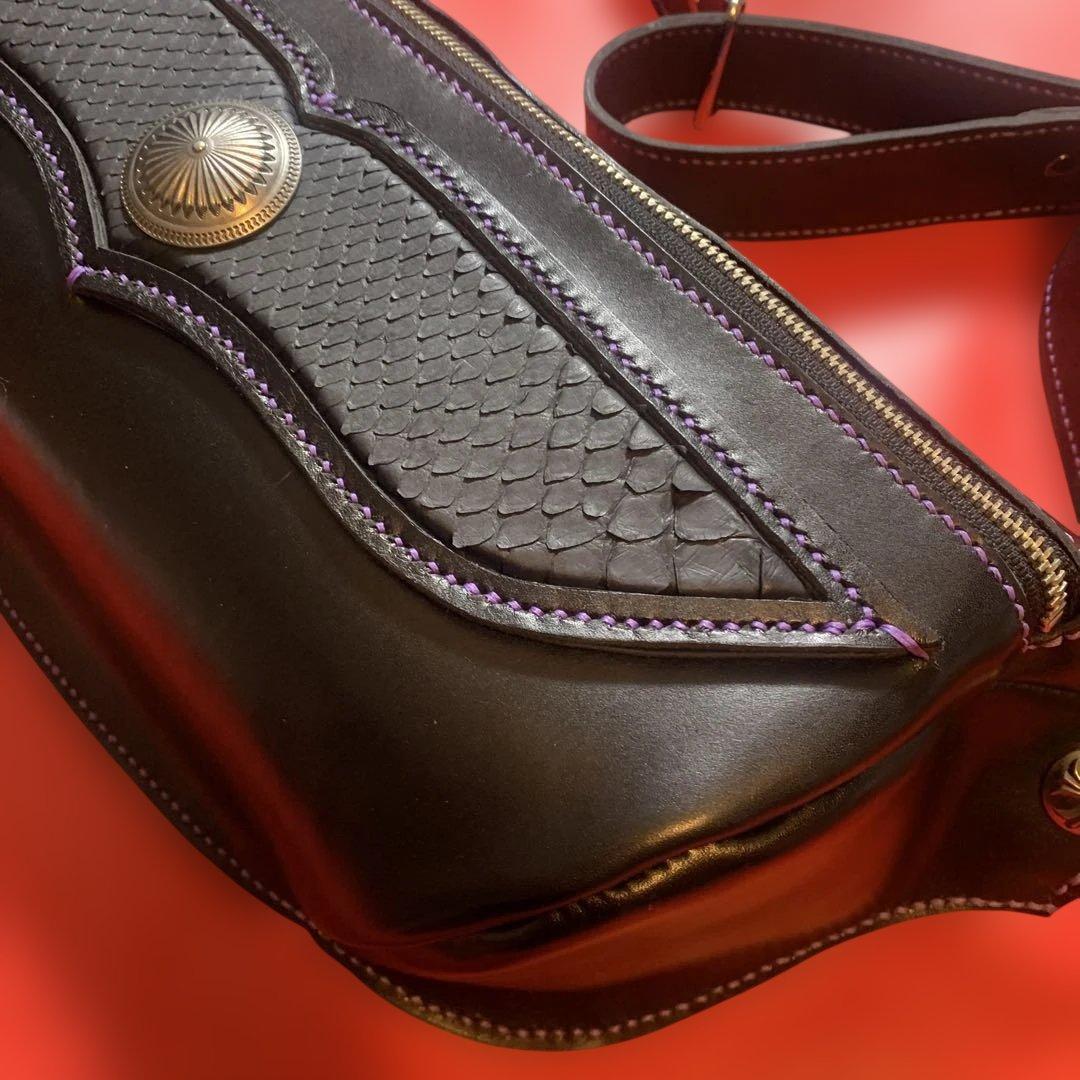 ハンドメイドレザークラフト牛革黒色✖️ブラックパイソンボディ肩掛けバッグコンチョ付