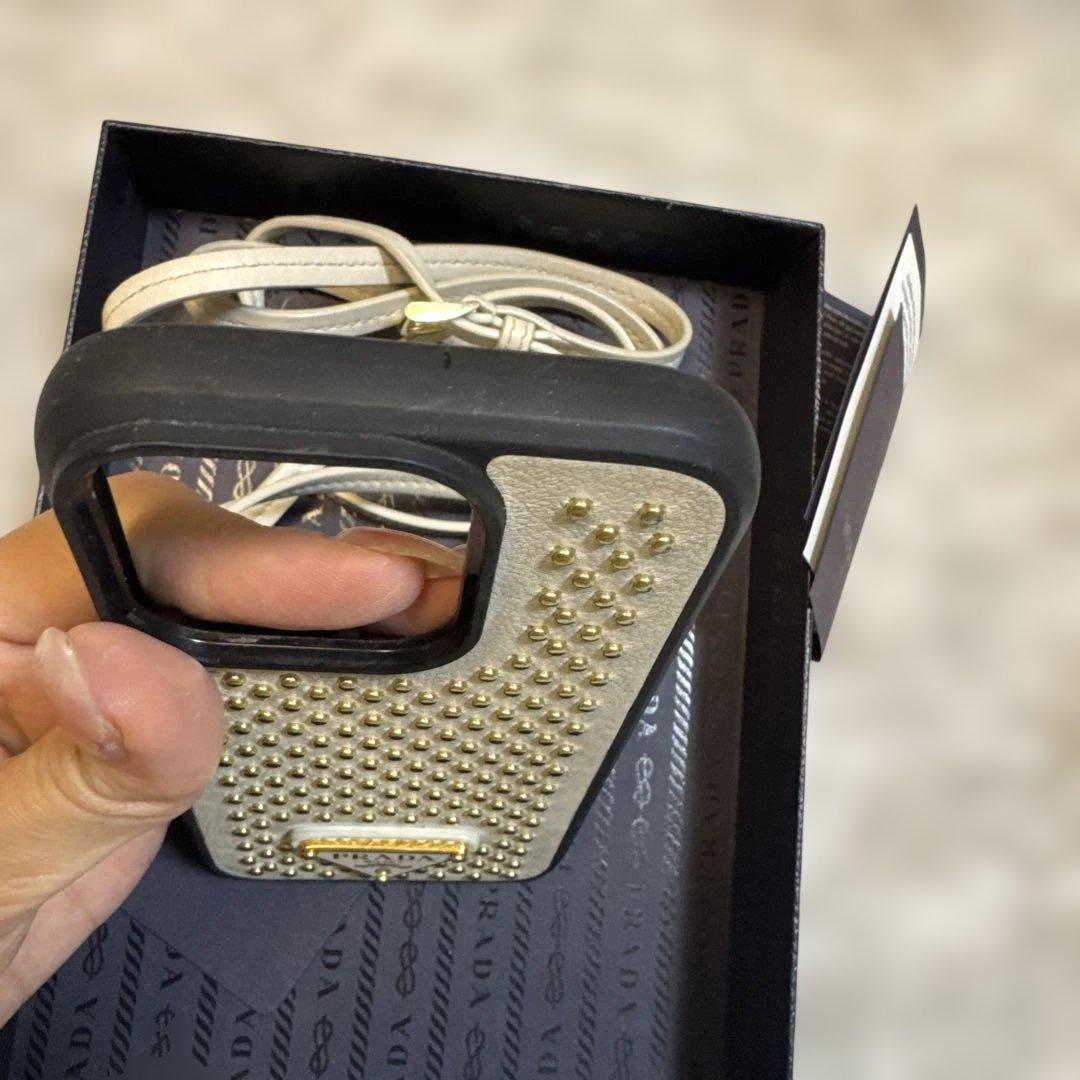 お値下げありPRADA スタッズ付きiPhone16proケース　レシートあり