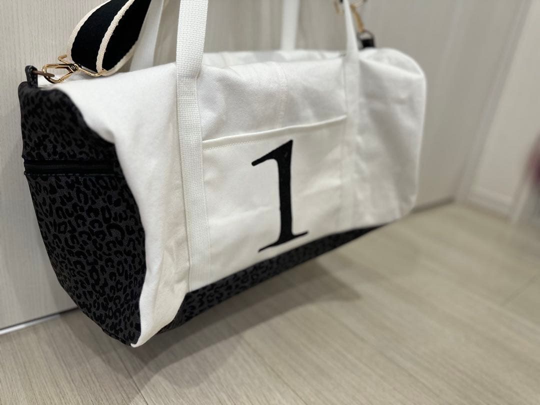 トラベルボストンバック　スポーツ、白色、デニムリメイクバック、パッチワークラグ