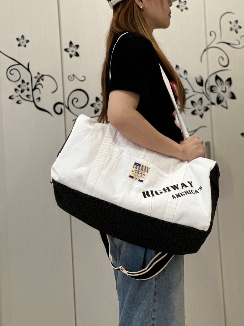 トラベルボストンバック　スポーツ、白色、デニムリメイクバック、パッチワークラグ