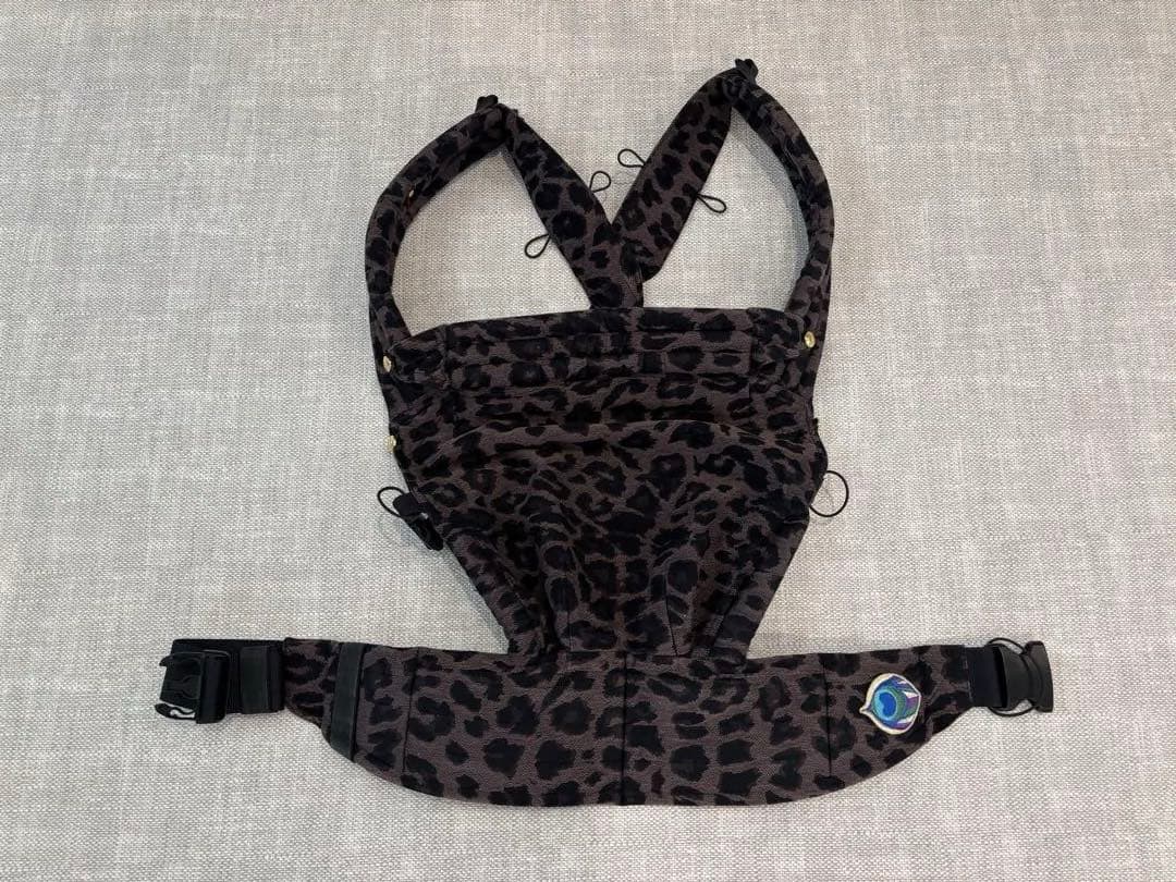 【artipoppe】アーティポッペ　抱っこ紐　ダークレオパード