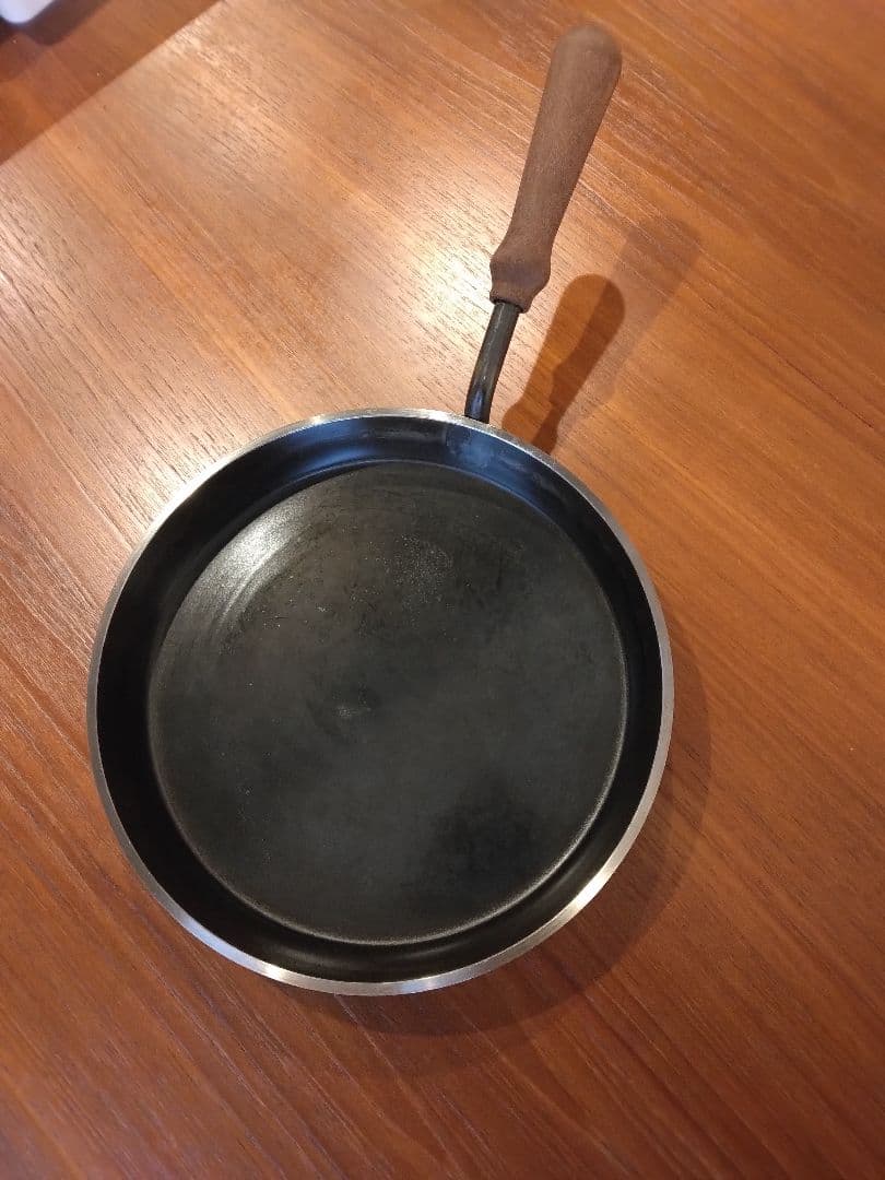 大人の鉄板 26cm 木製ハンドル　蓋なし