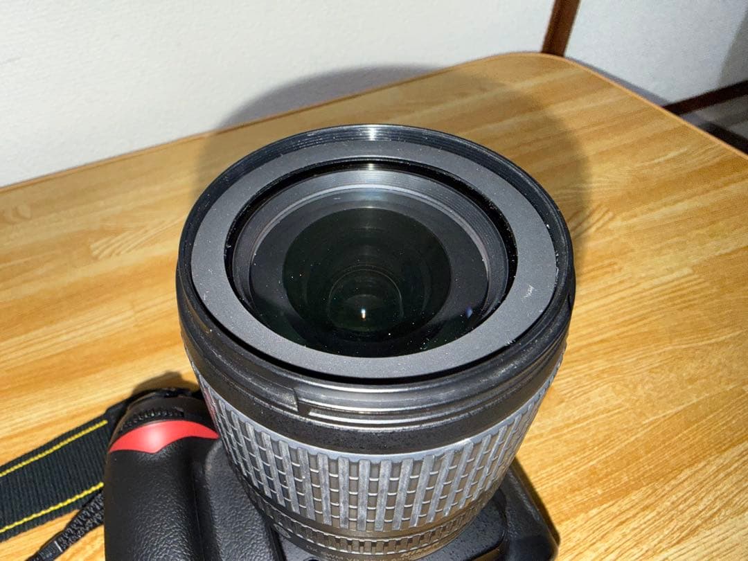 Nikonデジタル一眼レフカメラ、Nikonレンズ付き、液晶ディスプレイ搭載。