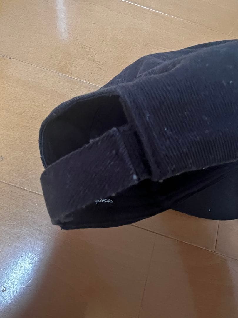 BALENCIAGA ブラックキャップ レインボーロゴ