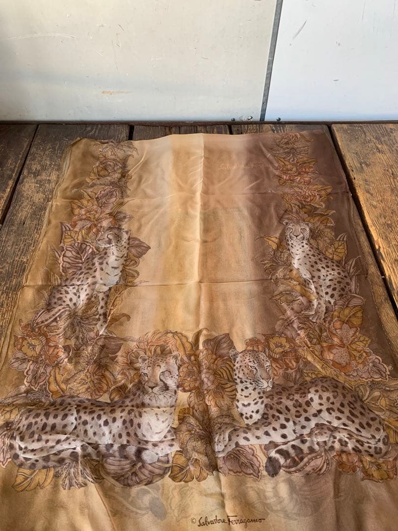 未使用品　サルヴァトーレフェラガモ 豹大判ストールスカーフ　長方形