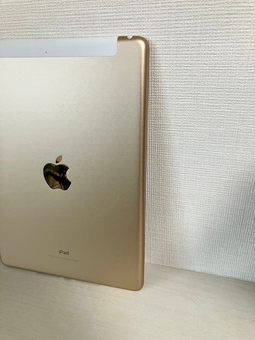 iPad第5世代(A1823)本体32GB送料込 ゴールド スタンドカバー付き