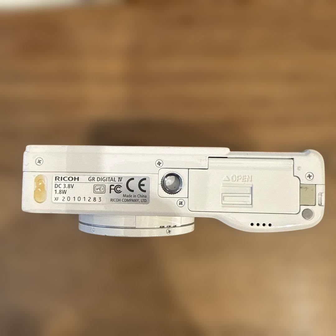RICOH GR DIGITAL IV ホワイトエディション　デジタルカメラ