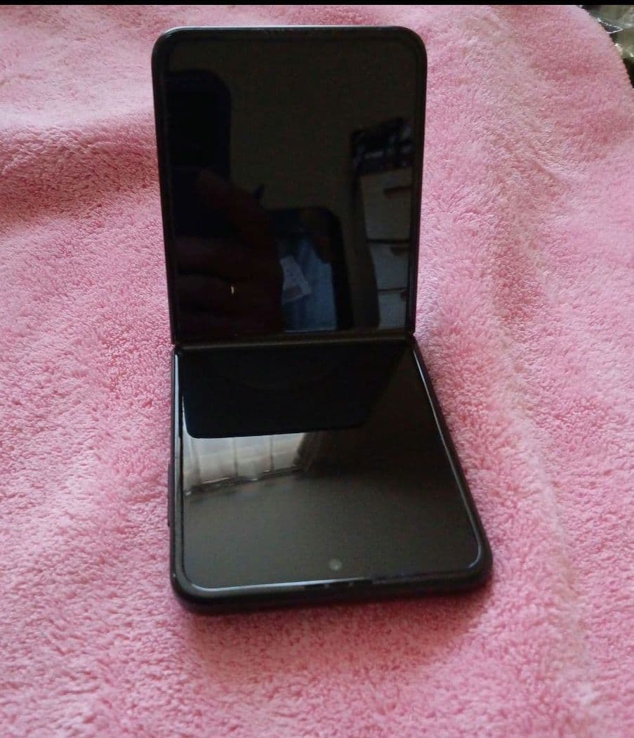 Samsung Galaxy Z Flip3ブラック 折りたたみ式