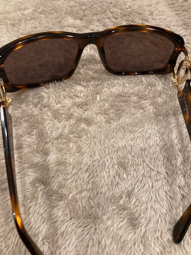 CHANEL ロゴ付きブラウンサングラス