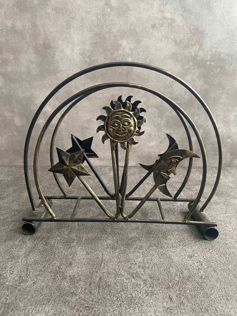 金属製のアンティークマガジンラック