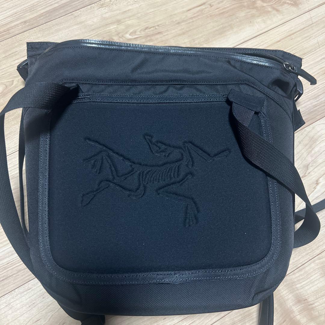 アークテリクスArc'teryx ブラックショルダーバッグ　アロー8