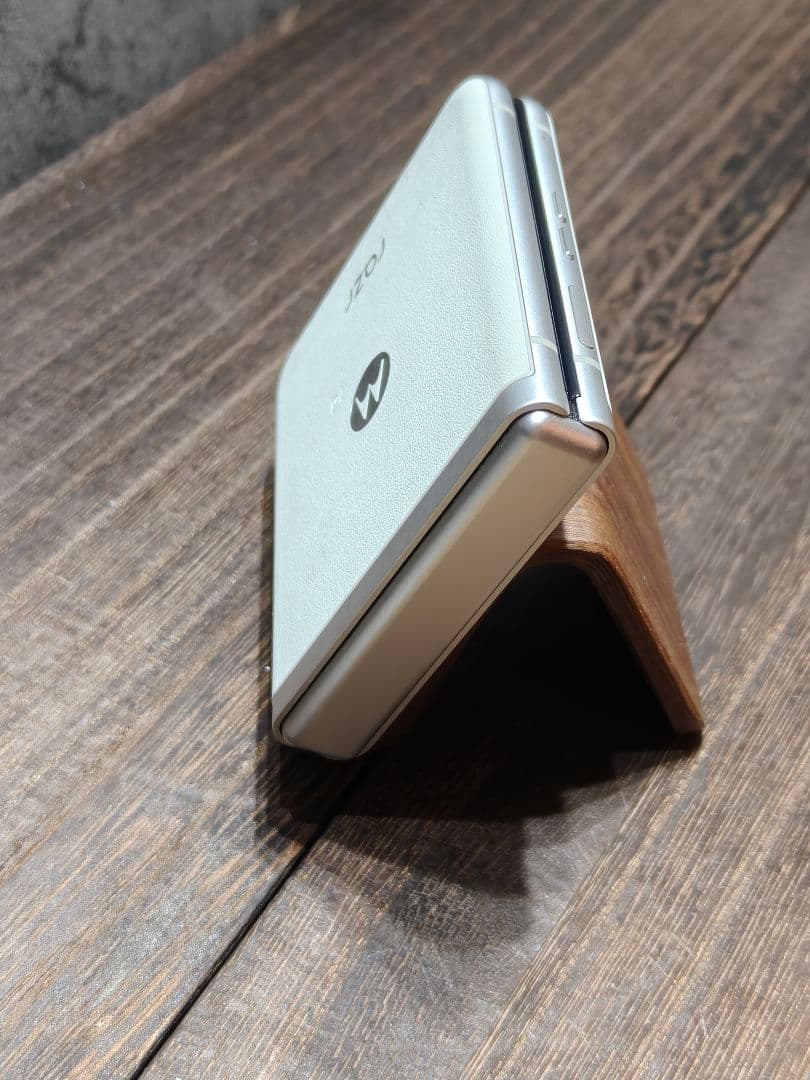 美品 Motolora razr 40 SIMフリー 折りたたみ スマホ