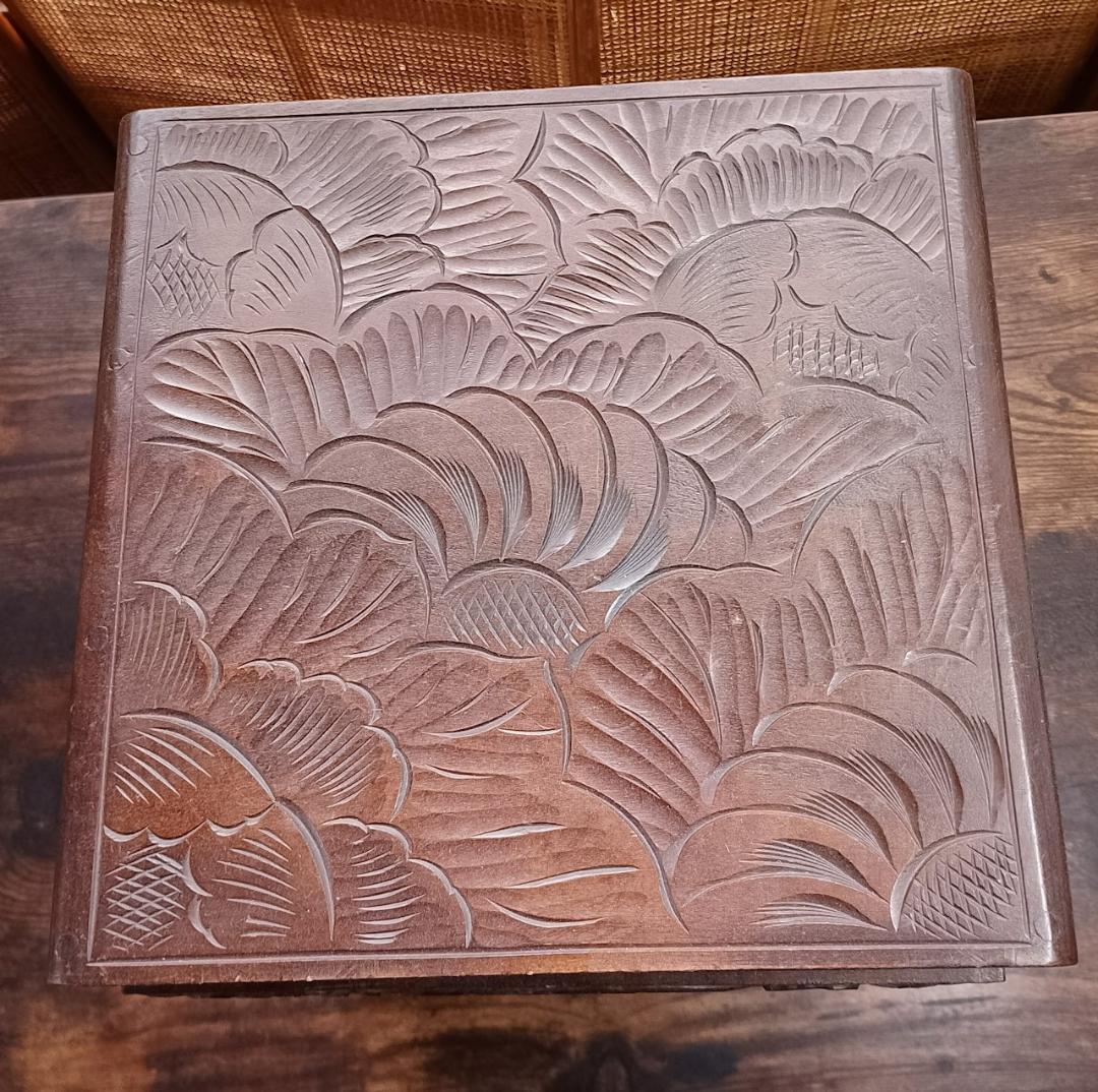 伝統工芸 木彫り 小箪笥 三段 卓上収納 日光彫 軽井沢彫風 牡丹 菖蒲 彫刻