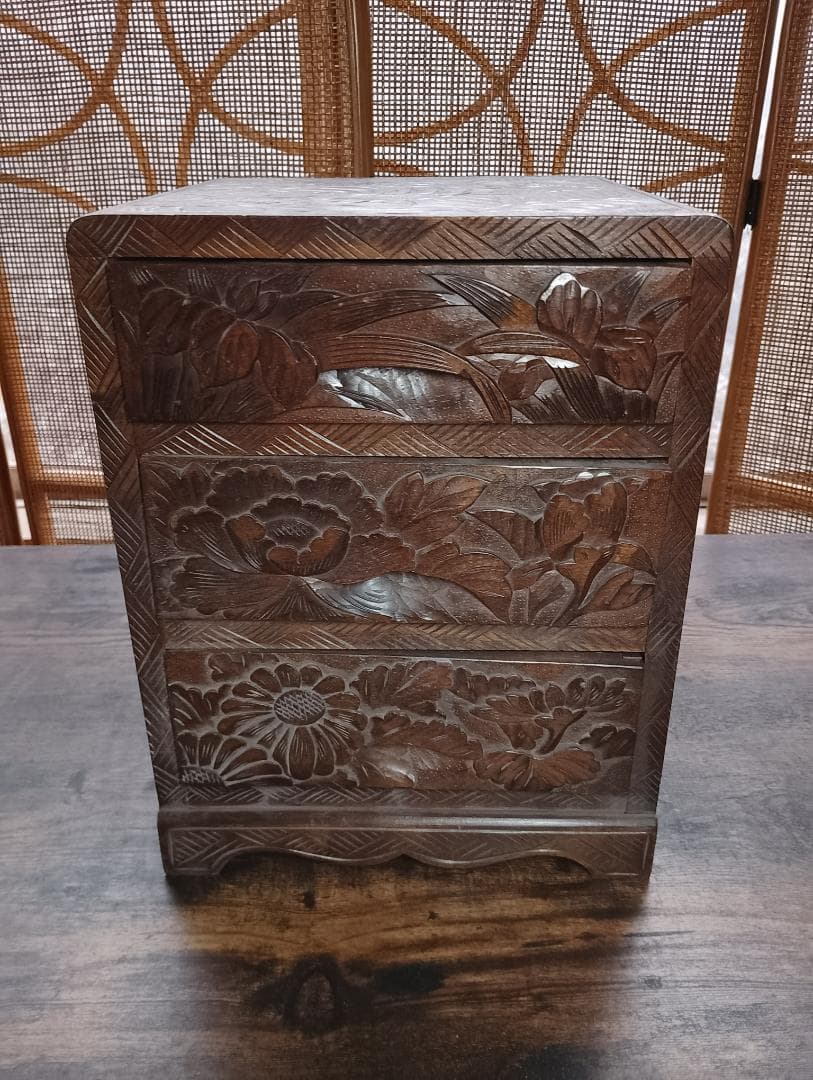 伝統工芸 木彫り 小箪笥 三段 卓上収納 日光彫 軽井沢彫風 牡丹 菖蒲 彫刻