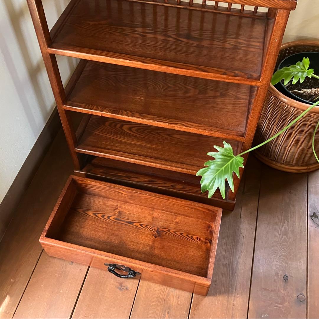 昭和レトロ 木製の丈夫な棚 オシャレなデザイン 広い引き出し付き 良いサイズ感