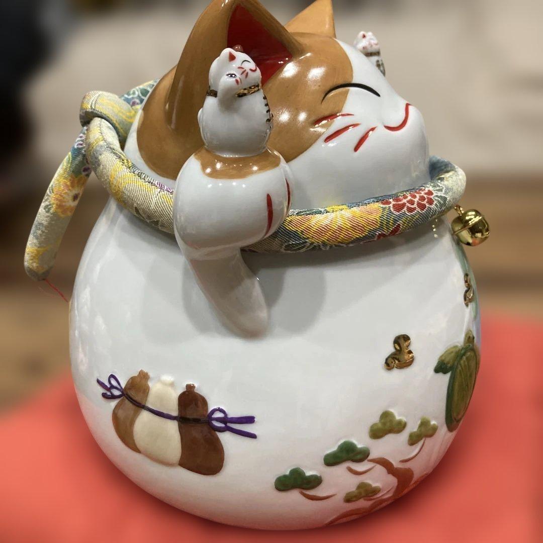 猫舎道楽堂本舗　招き猫　貯金箱　縁起物　置物　座布団付き　高さ約20cm弱