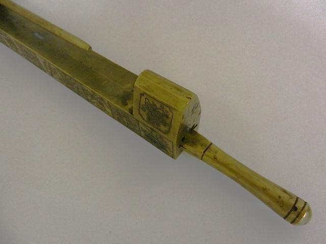 「荣華富貴　大明萬歴年造　龍や童子」などが彫刻された大形の黄銅製錠前