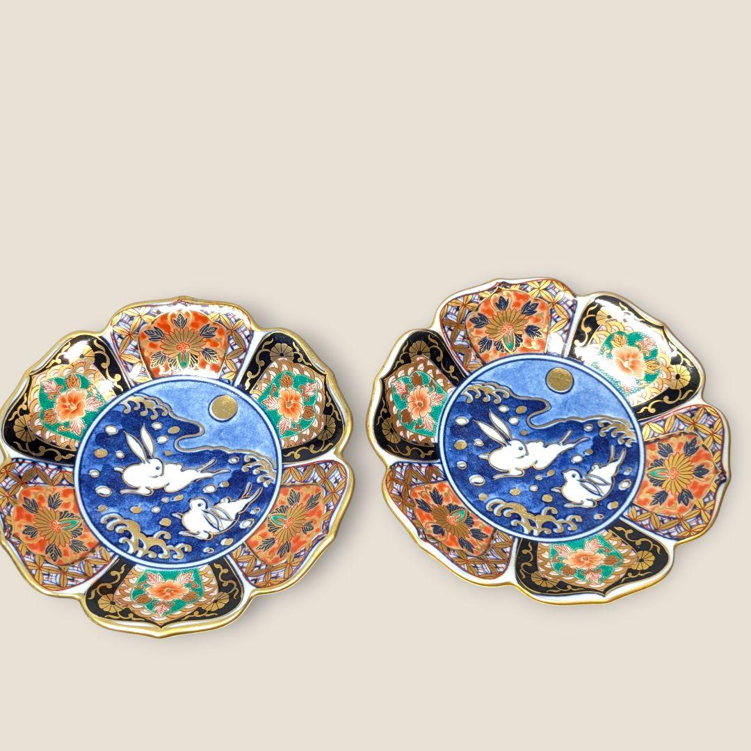 食卓に幸運を呼ぶ月の兎。金彩と波兎が美しい有田焼の小皿セット。