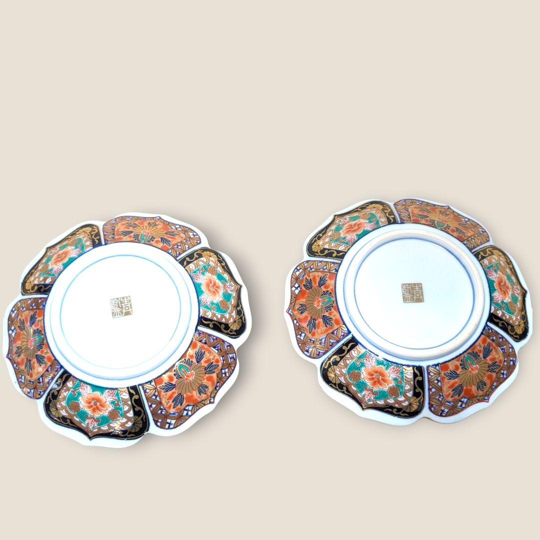 食卓に幸運を呼ぶ月の兎。金彩と波兎が美しい有田焼の小皿セット。