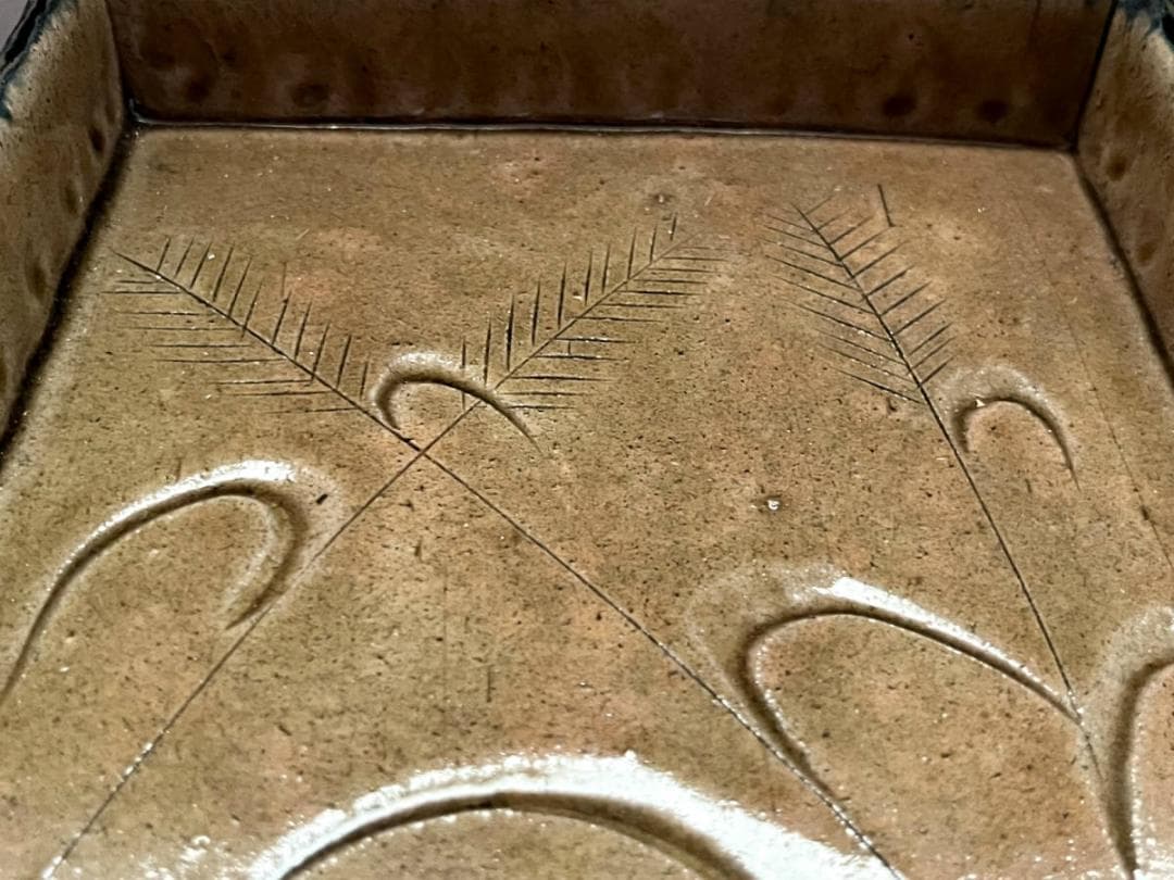 鉢■味わいのある古い角皿 谷辰 ススキの絵 四角鉢 平鉢 水盤 土物 菓子器
