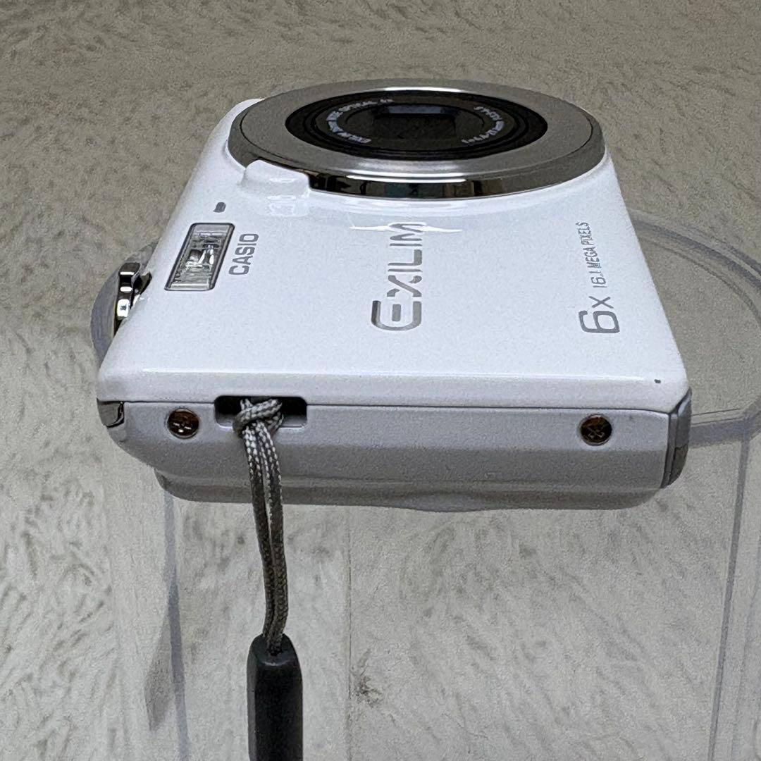 美品　CASIO カメラ　EX-Z770 充電器　ホワイト コンデジ　動作品
