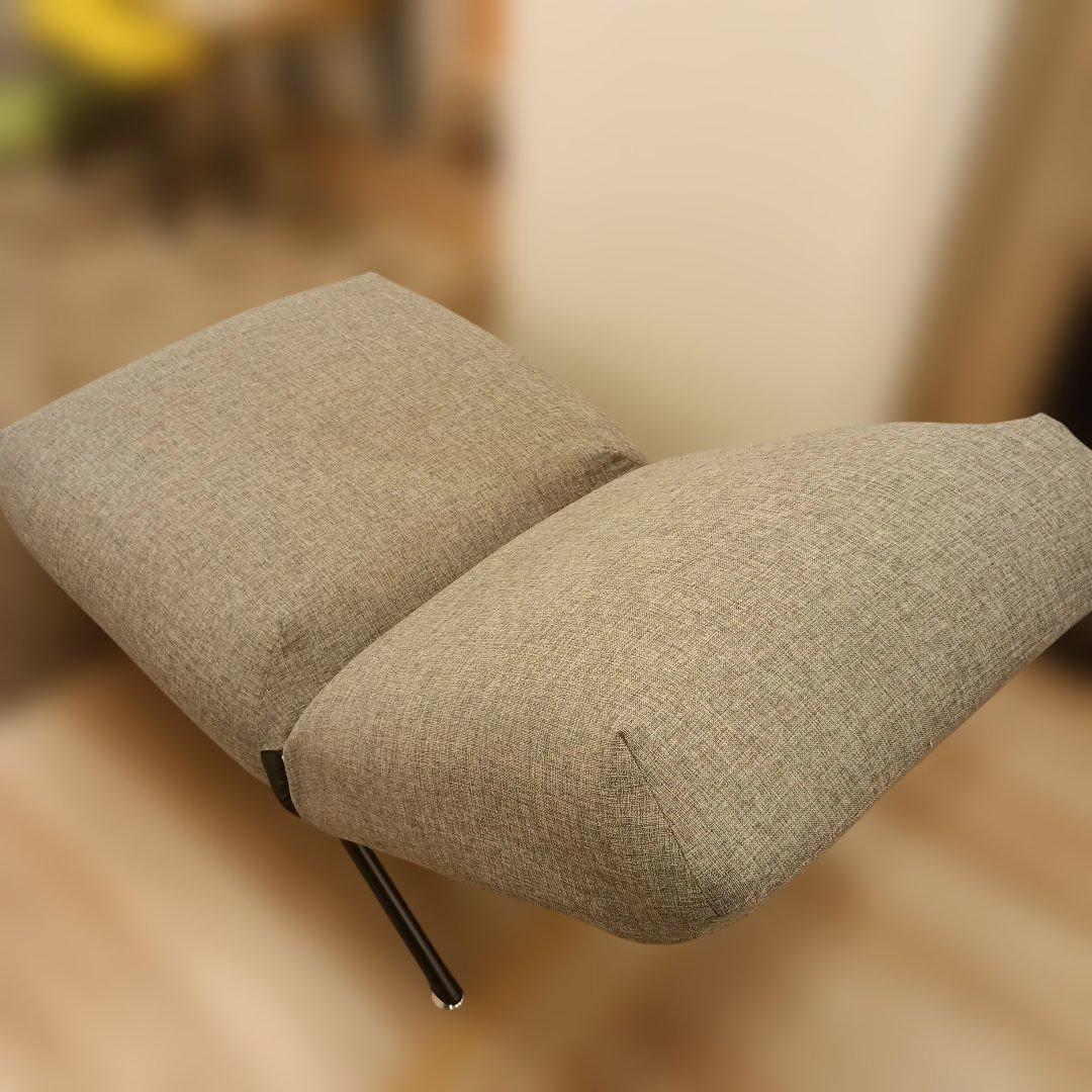 グレーのシンプルな一人掛けソファ