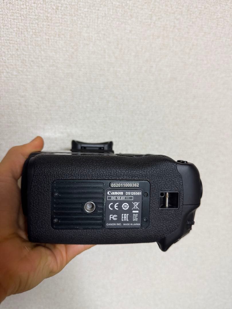 Canon EOS-1D X Mark II 本体とバッテリー