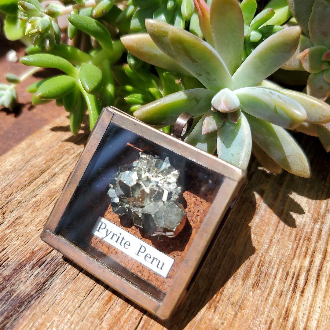 パイライト標本箱ペンダント　ペルー産　鉱物標本ペンダント