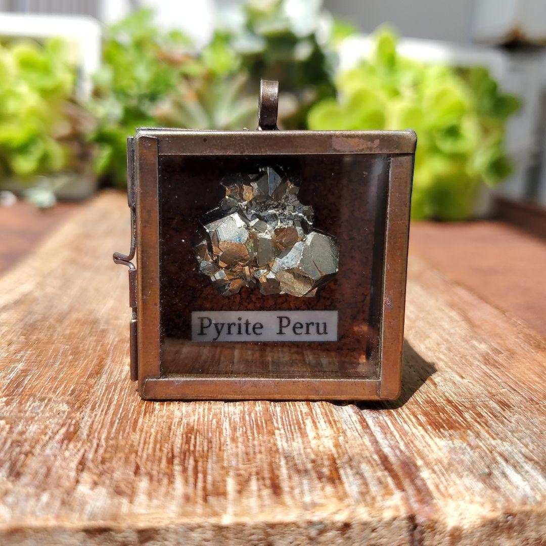 パイライト標本箱ペンダント　ペルー産　鉱物標本ペンダント