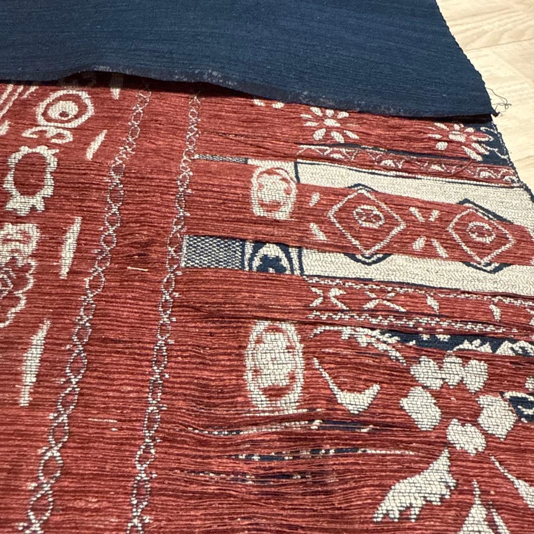 ネイビーブルーの花柄テーブルランナー