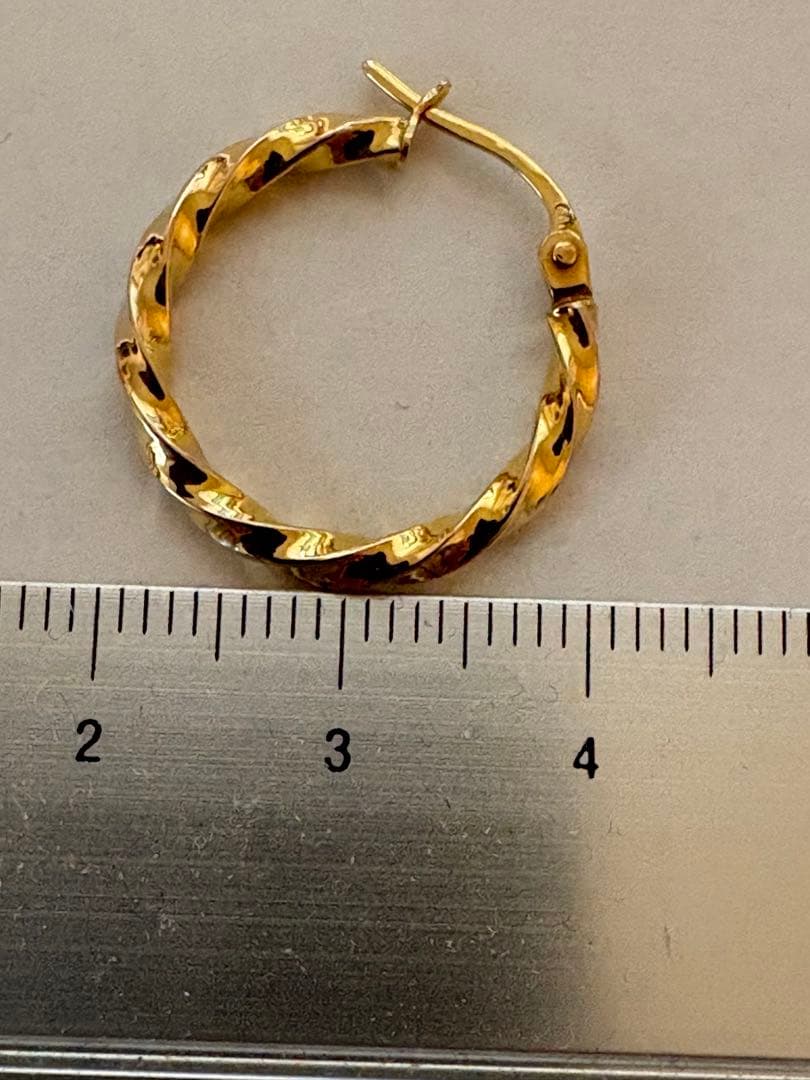 ゴールド ツイストデザイン フープピアス