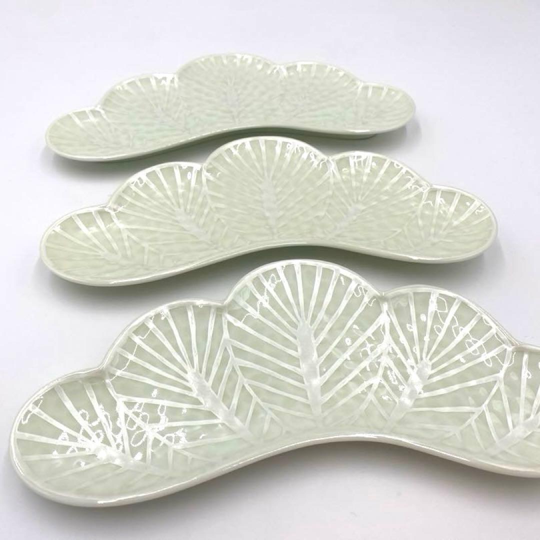 【新品】【大人気】有田焼幸楽窯　錦銀松葉形前菜皿3枚セット　縁起物