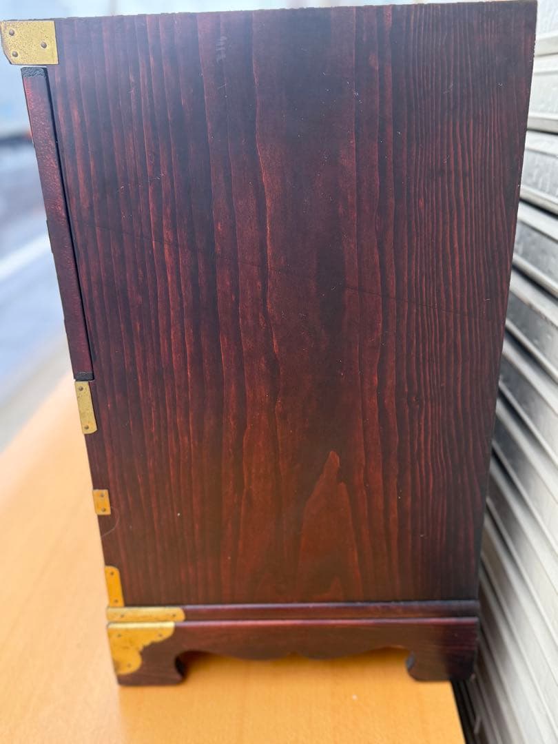 伝統的な木製箪笥 金具装飾付き