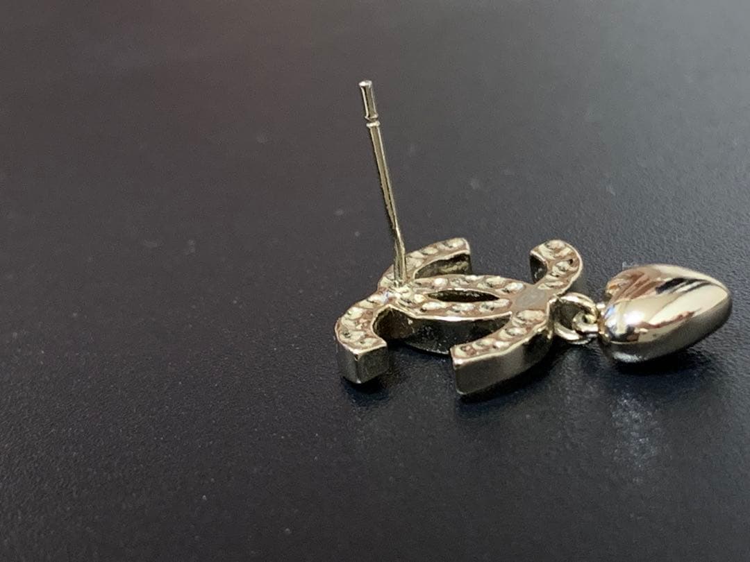 CHANEL 片耳 ゴールドトーン ハートチャームピアス