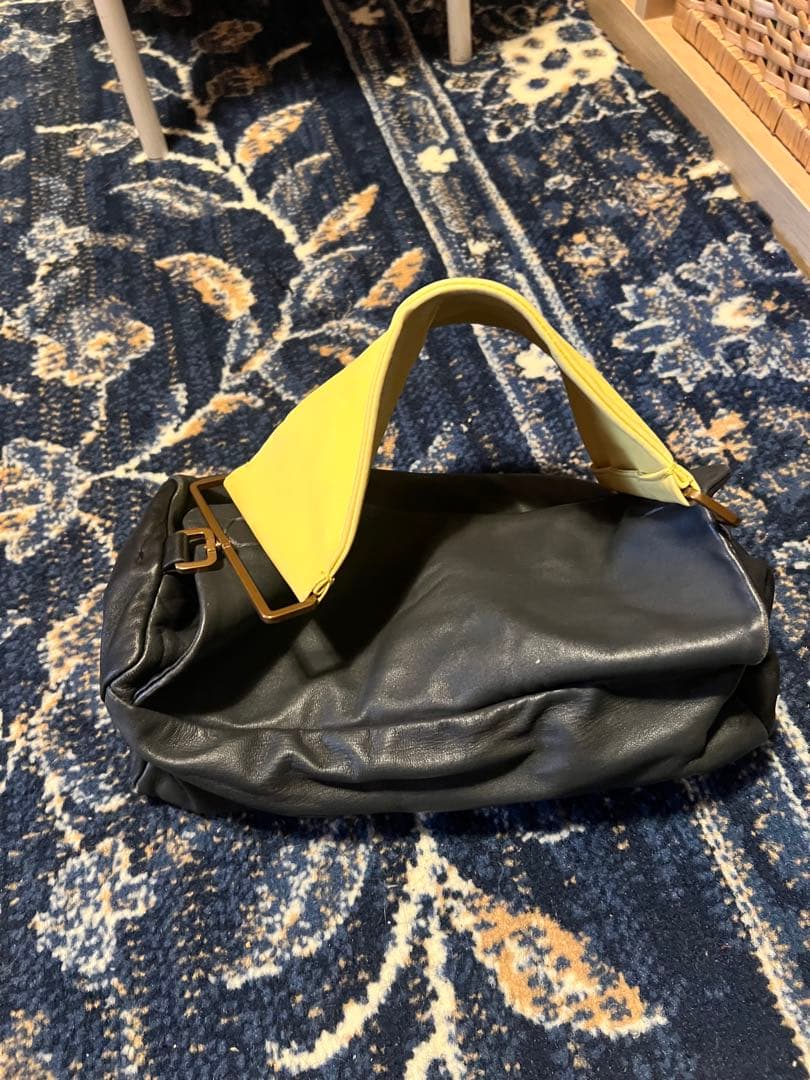 希少PRADA レザー ハンドバッグ ブラック×ネオンイエロー