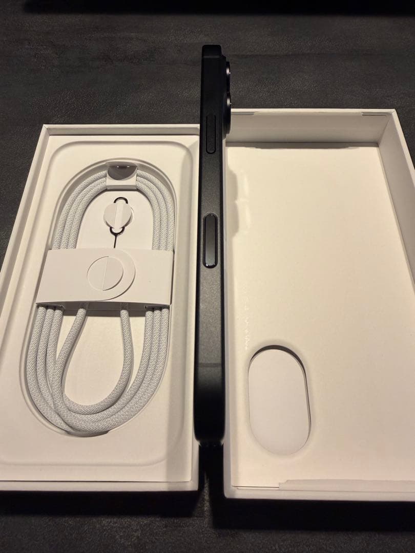 【極美品】iPhone16 ブラック128GB SIMフリー