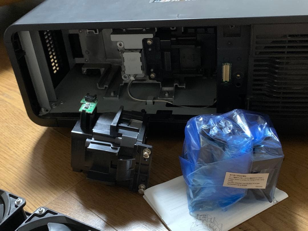 Panasonic 業務用PT-DZ870LK et dle085 レンズ