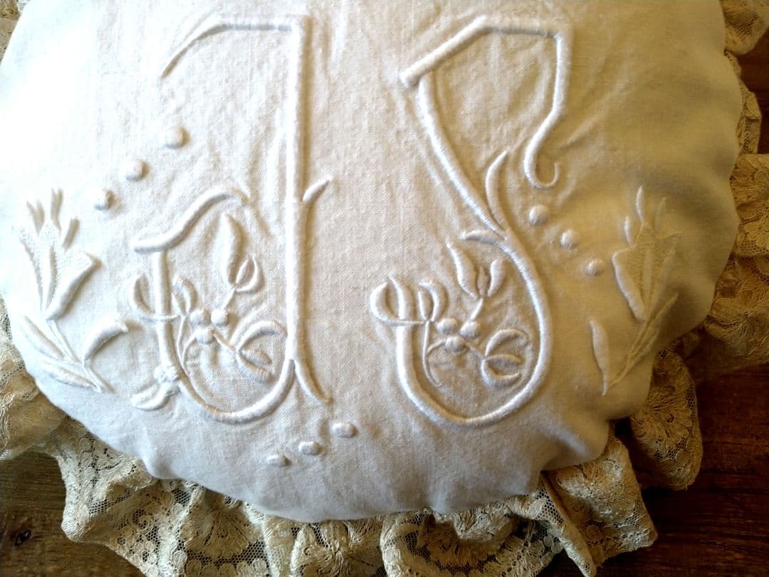 ※ごま様オーダー※フランスアンティーク　イニシャル刺繍　タッセルクッション