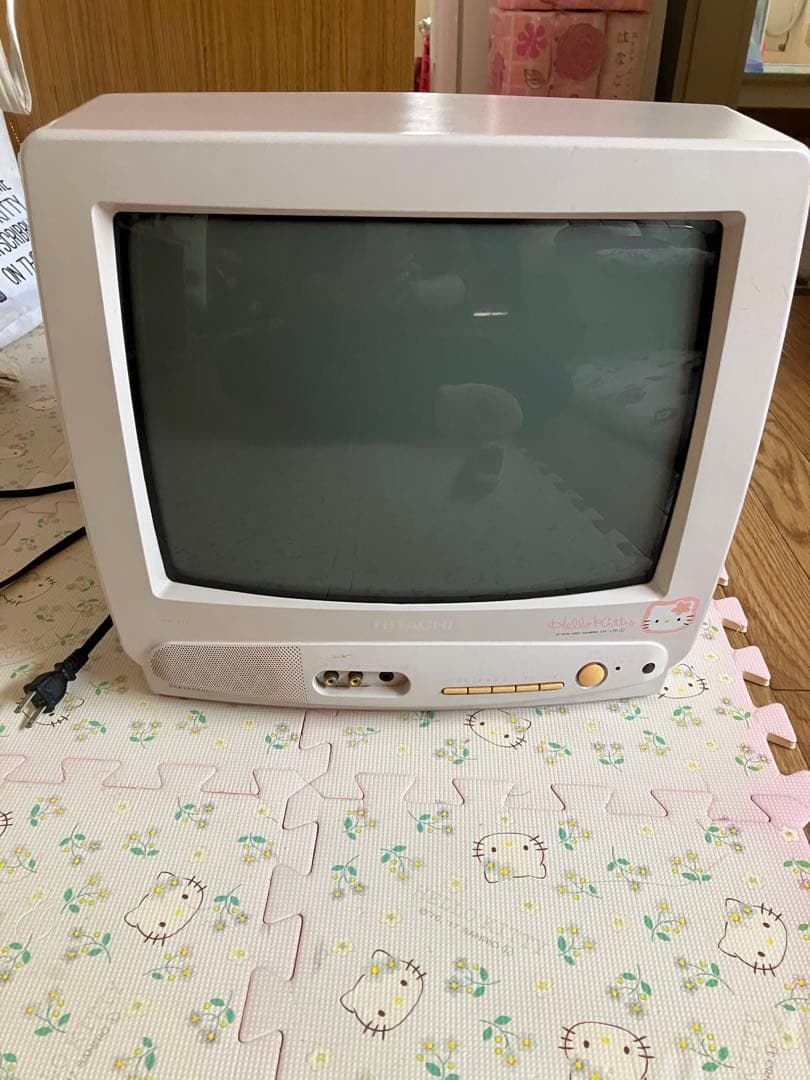 ハローキティのテレビ　ゲーム機　ファミコンのカセット