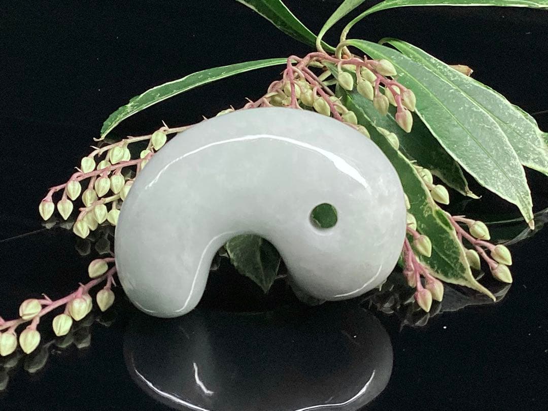 ✳特大　極上勾玉の一言です‼️親方おすすめ　糸魚川翡翠勾玉ジェダイト　鑑定機関書付