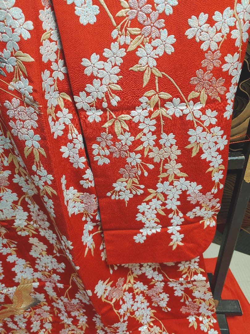 赤い鶴と桜刺繍の着物