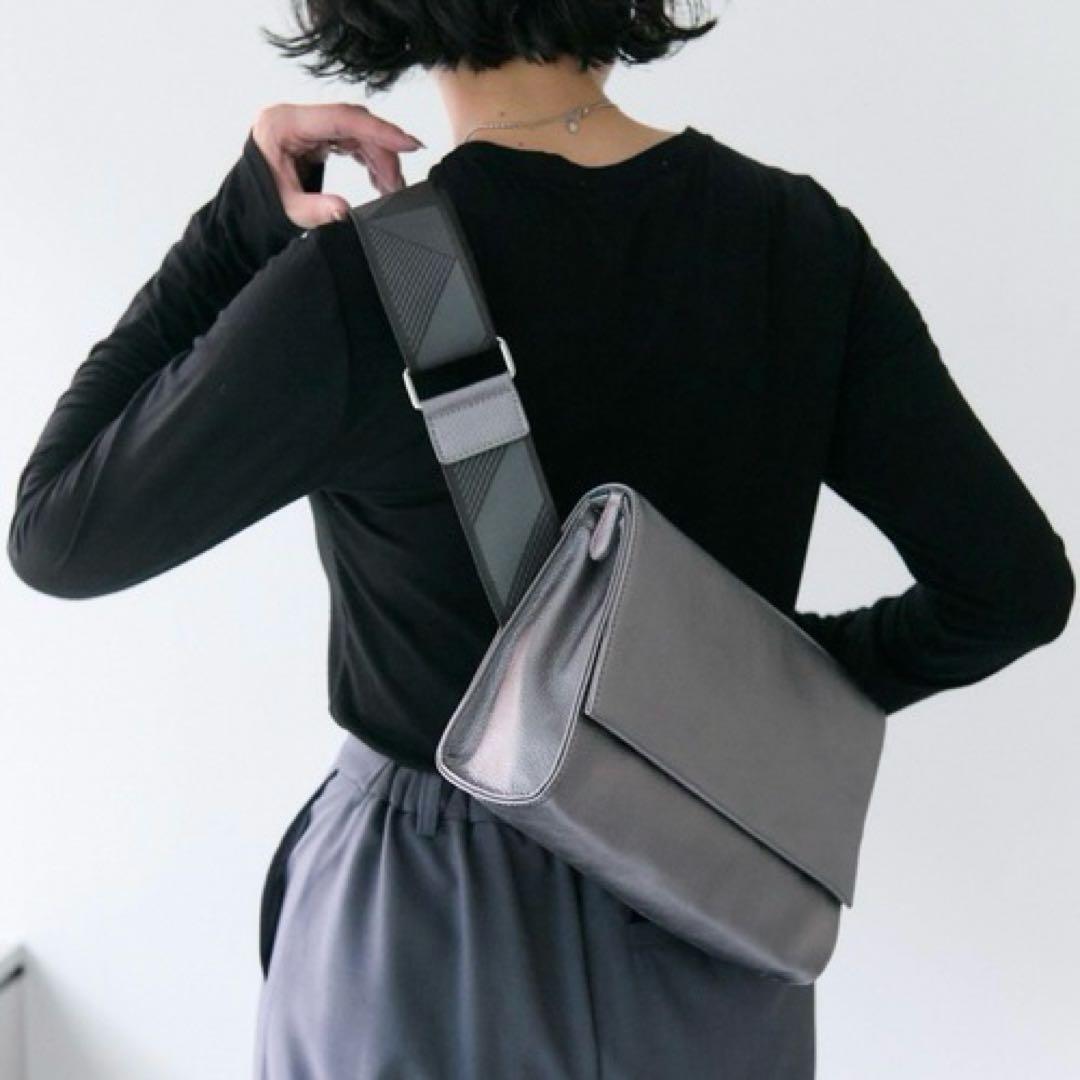 【美品】本革 470gワイドテープショルダーバッグ/ボディバッグ イアパピヨネ