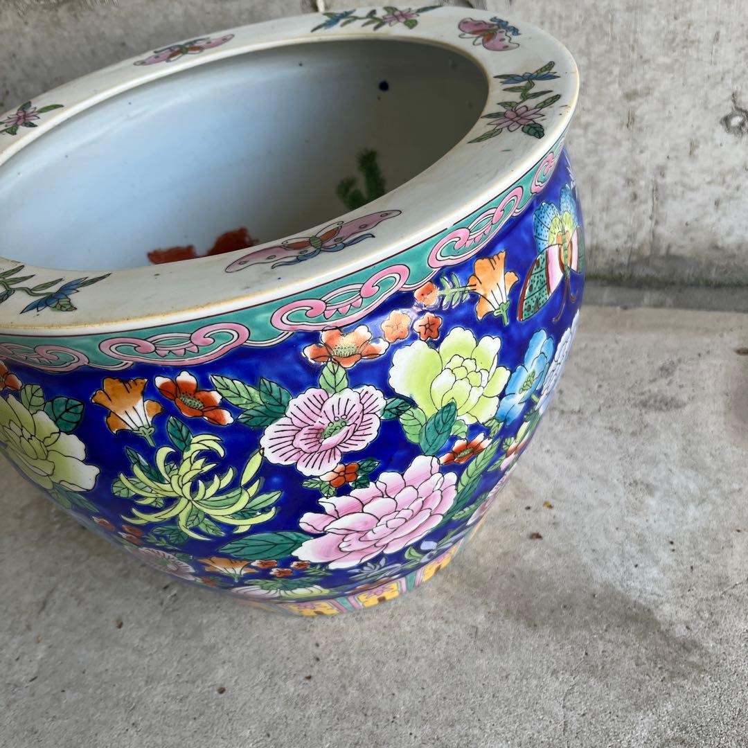 最終処伊万里金魚が泳ぐ絵柄十錦手火鉢大睡蓮鉢金魚鉢　カラフルな色合いと絵柄の良さ