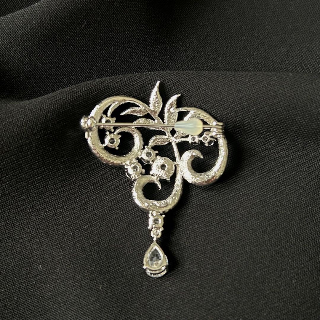 フォクシー｜ブローチ 雫 ラインストーン 曲線 シルバー