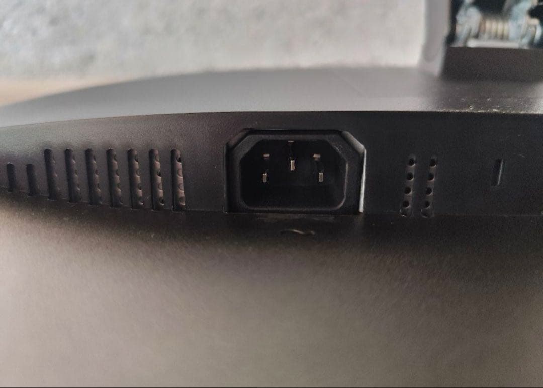 DELL P2421DC 23.8インチ WQHD（2560×1440）