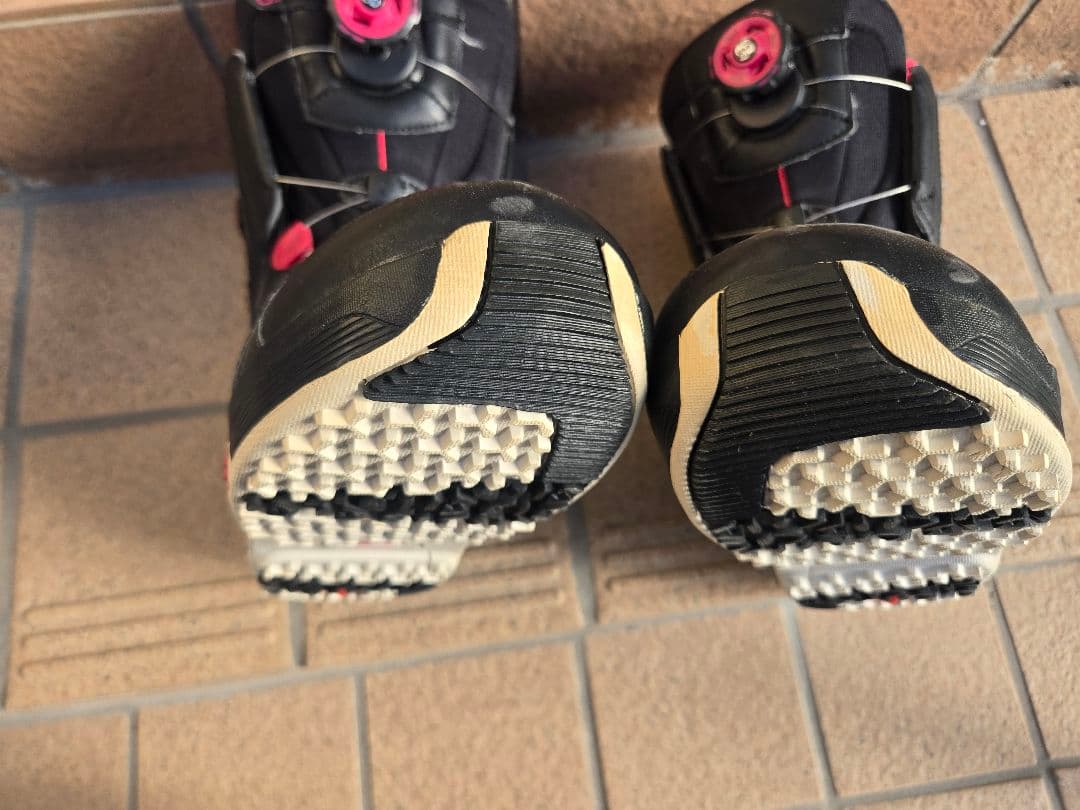 SALOMON 女性用スノーボードブーツ ブラック/ピンク