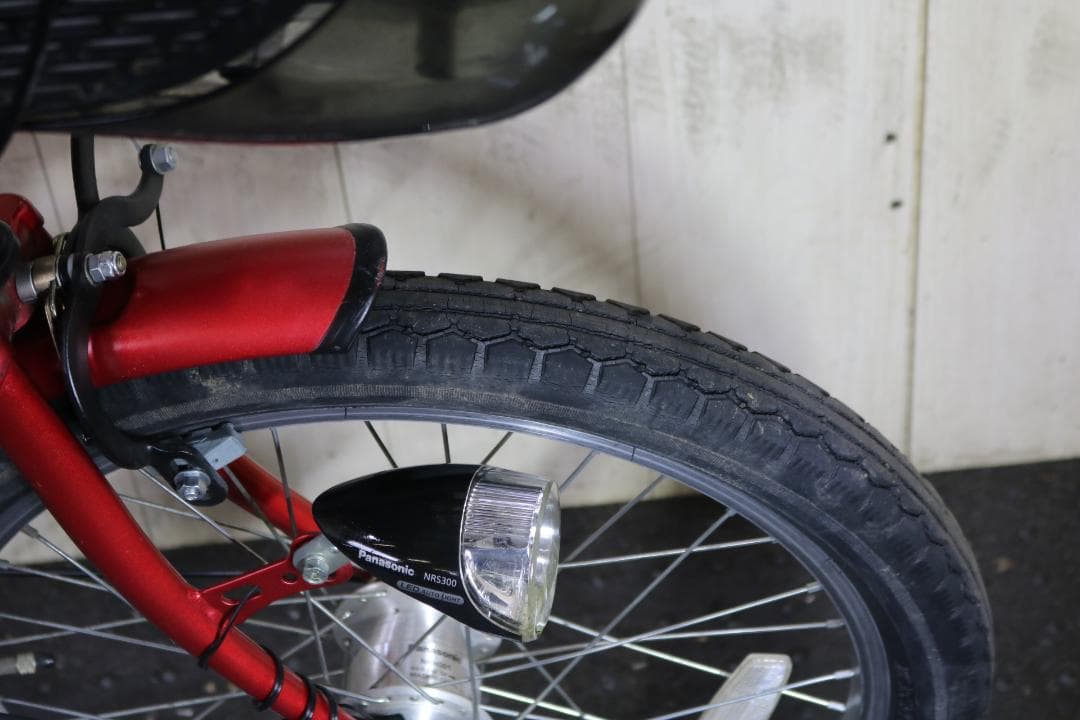 赤いシティサイクル チャイルドシート付き